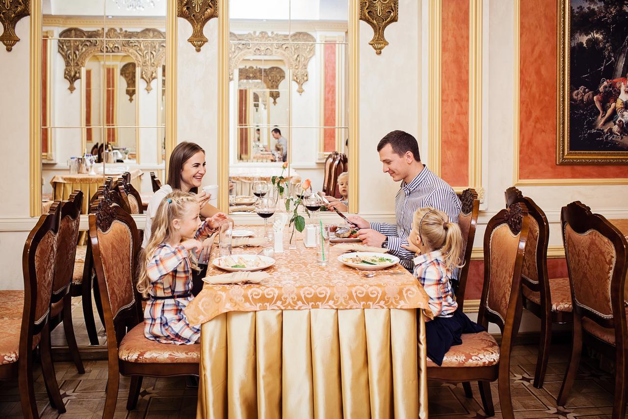 Hotel Versailles Łuck Zewnętrze zdjęcie