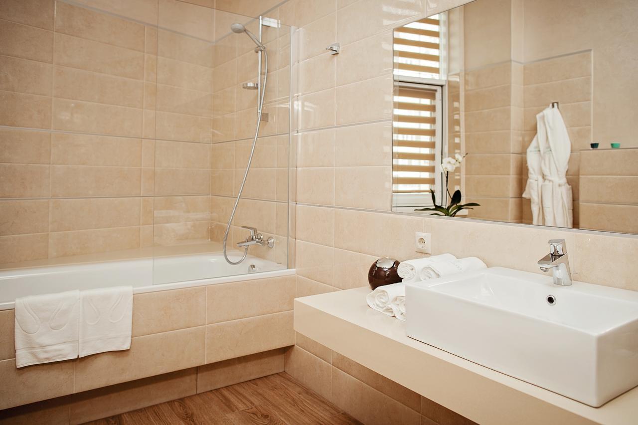 Hotel Versailles Łuck Zewnętrze zdjęcie